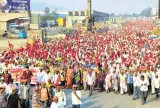 Protesting farmers reach mumbai  traffic woes loom