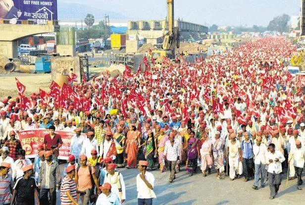 Protesting farmers reach mumbai  traffic woes loom