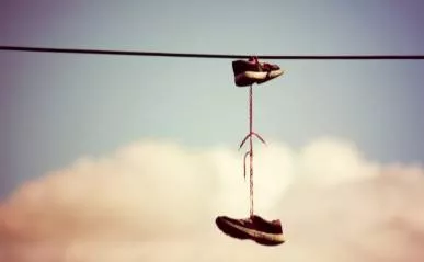 Dangling - Hanging.