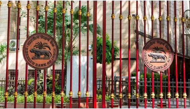 Falling reserves and the bogey of the rbi’s role