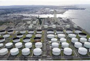 Oil stable near $100 a barrel as dollar weakens