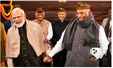 Pm  leaders pay tribute to netaji at parliament hall