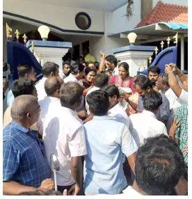 I t officials attacked in t n  during searches at houses of minister’s kin
