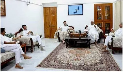 Gehlot & pilot a picture of unity after 4 hr meeting with kharge  to fight rajasthan polls ‘unitedly’
