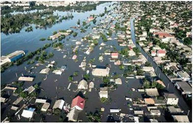 Thousands flee homes after destruction of ukraine dam