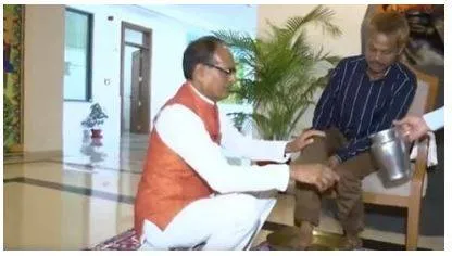 Shivraj singh chouhan washes feet of tribal man peed on by bjp's pravesh shukla | video