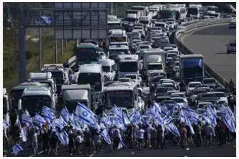 Thousands of israeli protesters descend on airport in anger over netanyahu plan