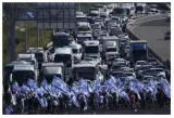 Thousands of israeli protesters descend on airport in anger over netanyahu plan