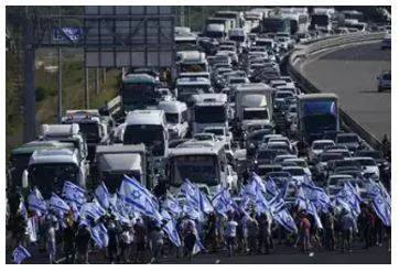 Thousands of israeli protesters descend on airport in anger over netanyahu plan