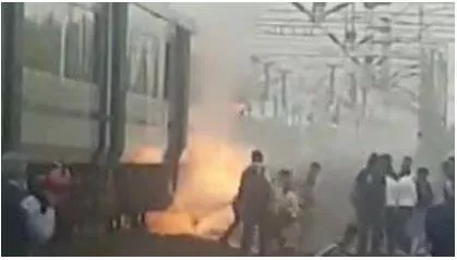 Fire in bhopal delhi vande bharat express coach in madhya pradesh  22 passengers onboard