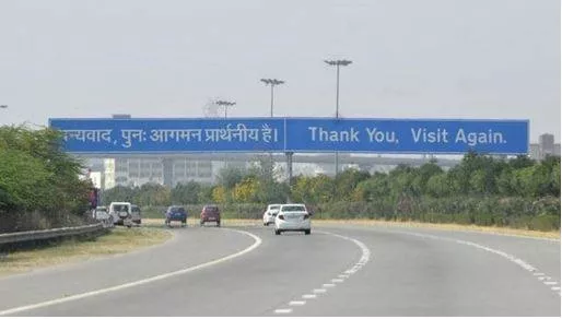 4 killed in car bus collision on yamuna expressway near up's aligarh
