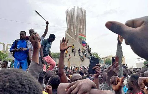 Mutinous soldiers claim to have ousted niger president