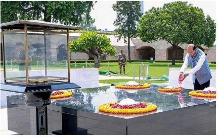 Rajghat cleared of floodwaters  l g pays visit  yamuna level rises again