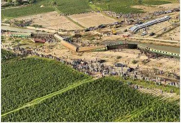 30 killed  90 injured in train accident in south pakistan