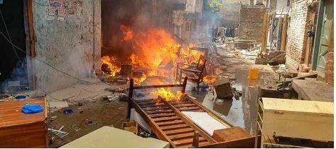 Mob attacks pak  churches over blasphemy allegations
