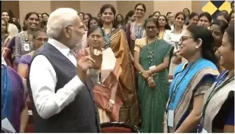 Modi's isro visit  pm meets women scientists  lauds them for key role in chandrayaan 3