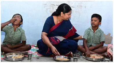 Sc woman cook row in t n  school  kanimozhi  collector have breakfast with children