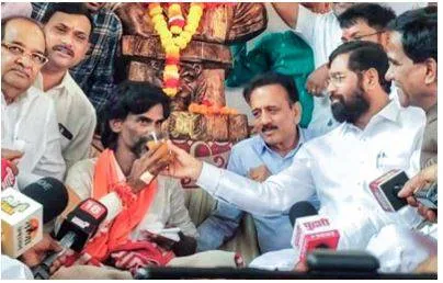 Maratha quota activist ends fast after cm shinde calls on him  vows to fulfil demand
