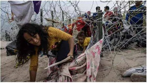 Migrants cross into texas  undeterred by razor wire or new asylum rules