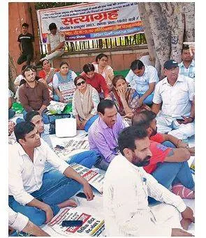 Teachers protest over late pay  other issues  mcd assures action