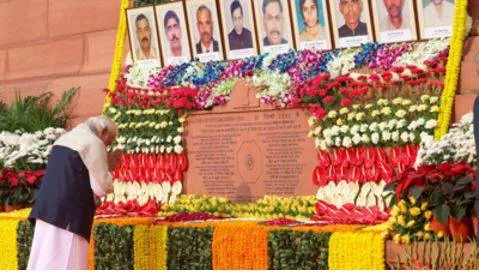 22 years of parliament attack  pm modi  amit shah  sonia gandhi and other leaders pay tributes to fallen jawans