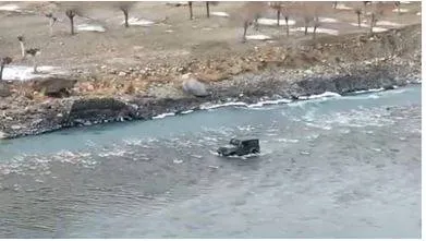 Watch  tourist beats himachal pradesh traffic  drives suv through river  fined