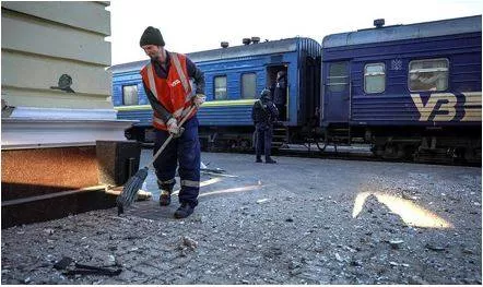 Russian strikes kill 6  knock out power in ukraine city