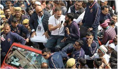 Atmosphere of fear  hatred prevailing in country  says rahul in varanasi