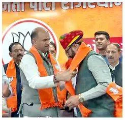 Cong  veteran mahendrajeet joins bjp in rajasthan  vows to work for welfare of vagad region