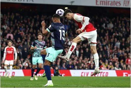 Arsenal stays at the top after liverpool holds man city