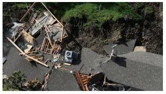 Los angeles mansions hit by a massive landslide  leaves two houses just on edge