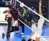 Meteors overcome hiccups and a defiant defenders