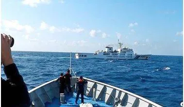 Chinese coast guard tries to block filipino vessels in south china sea