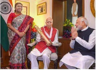 President murmu confers bharat ratna on l k  advani