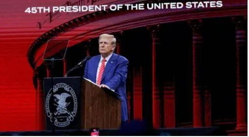 Trump's 35 second long freeze during speech sparks concerns & rebuke  netizens debate ‘long glitch’ or ‘unfit to serve’