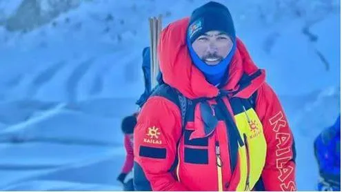 Pakistani climber sirbaz khan scales mount everest without supplementary oxygen