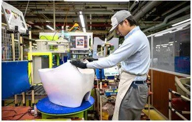 Japan’s first quarter gdp fell less than first reported on revised capex