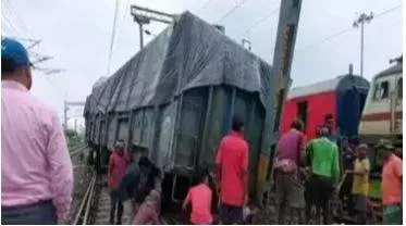Odisha  goods train derails at bhubaneswar railway station