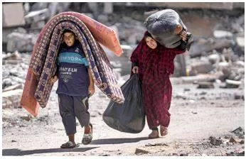 Hundreds of gazans flee khan younis as israeli army issues new evacuation orders