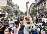Kolkata doctors gift a ‘spine’ to the police commissioner  demand urgent resignation