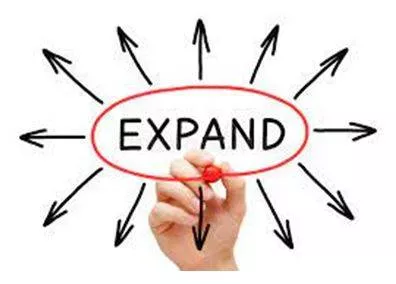 Expanding - To become or to make something bigger. (फैलना या फैलाना) 