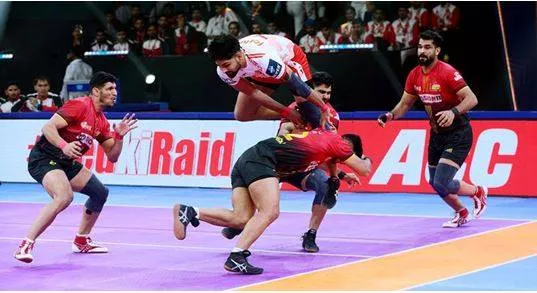 Giants and bulls in an exciting tie  u mumba beats puneri paltan