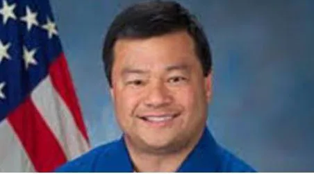 Ex nasa astronaut spots ‘two metallic spherical’ ufos at 9 000ft 