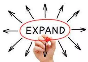Expanding - To become or to make something bigger. (फैलना या फैलाना) 