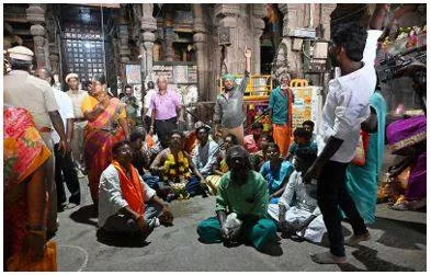 Activists break police cordon  enter temple on hillock in madurai