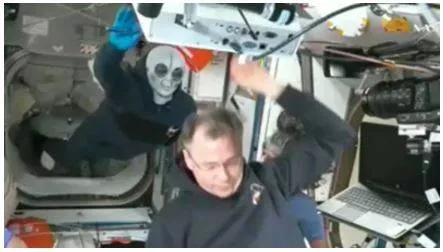 'alien' greets spacex crew as nasa stranded astronauts sunita williams  butch wilmore await return to earth