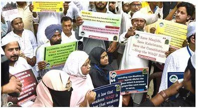 Thousands of muslims take to the streets in kolkata to protest parliament nod for waqf bill