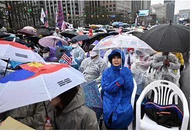 Thousands rally in support of south korea’s impeached ex president yoon