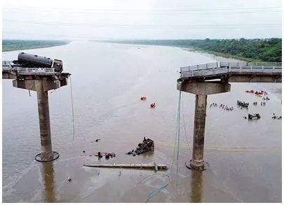 Death toll in bridge collapse rises to 18  two still missing