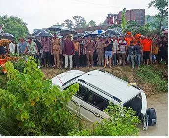 11 killed  four injured as suv falls into uttar pradesh canal